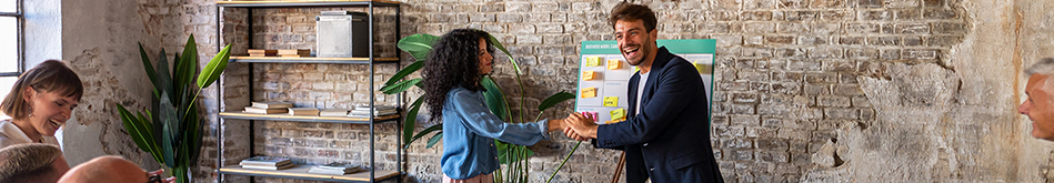 Poignée de main entre un nouveau collaborateur et son employeur